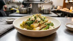 Butterzarter Lauch mit Ziegenkäse & Pinienkernen – in 15 Minuten auf dem Tisch